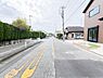 外観：前面道路を含めた現地写真です。