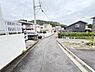 外観：前面道路です。住宅地につき落ち着いた新生活を始められそうです。