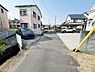 外観：前面道路を含めた現地写真です。ぜひ周辺環境も併せてご覧ください。