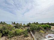 屋上からの眺望です。海が望めます。