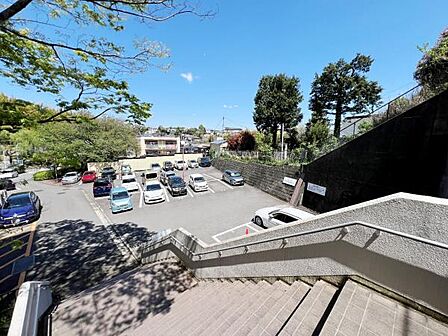 駐車場です。前面道路との高低差も少なく、スムーズに出入りできます。
