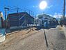 外観：前面道路を含めた現地写真です。
