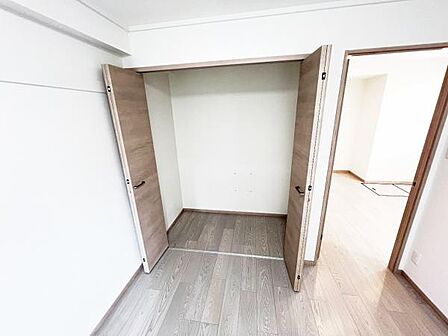 いつでもお部屋をスッキリお使い頂ける収納スペースを設置。