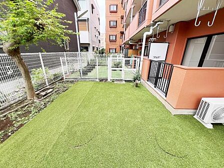 お庭があり開放感たっぷりです。季節のお花を楽しんだり、家庭菜園もお楽しみいただきます。
