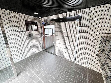 ご訪問者をお迎えするゆったりとしたエントランスホール。
