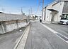 外観：前面道路を含めた現地写真です。