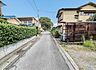外観：前面道路です。住宅地につき落ち着いた新生活を始められそうです。
