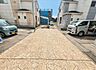 外観：前面道路です。住宅地につき落ち着いた新生活を始められそうです。