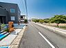 外観：前面道路を含めた現地写真です。