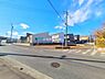 外観：前面道路を含めた現地写真です。