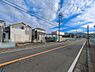 外観：前面道路を含めた現地写真です。