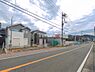 外観：前面道路を含めた現地写真です。