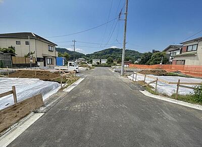 外観:前面道路を含めた現地写真です。 外観:前面道路を含めた現地写真です。