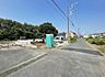 外観：前面道路を含めた現地写真です。