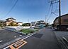 外観：前面道路を含めた現地写真です。