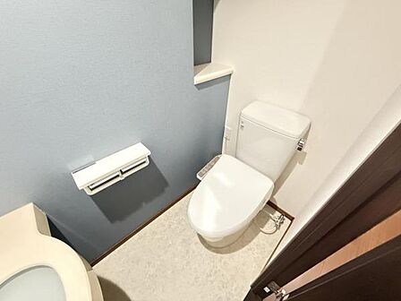 シャワー洗浄機能付のトイレは、清潔感が印象的な空間ですね。