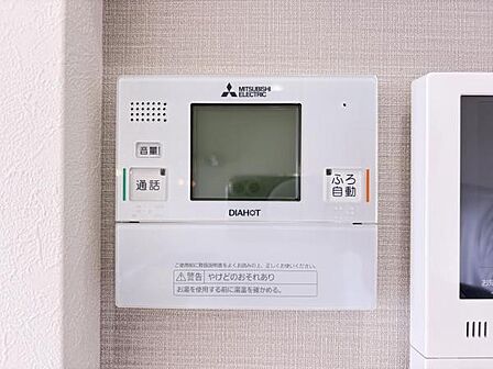 キッチン脇の給湯器のコントロールパネルです。