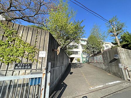 横須賀市立船越小学校まで約810m(徒歩11分)