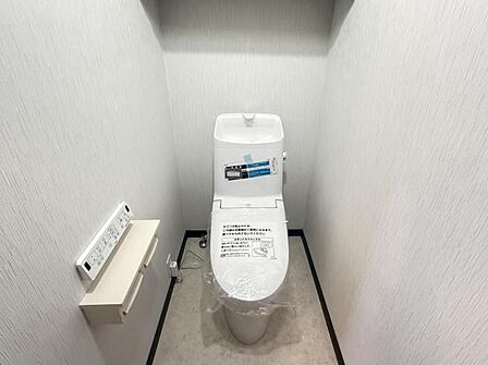 シャワー洗浄機能付のトイレは、清潔感が印象的な空間ですね。
