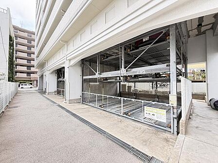 駐車場は1住戸につき1台無償で使用可能です。