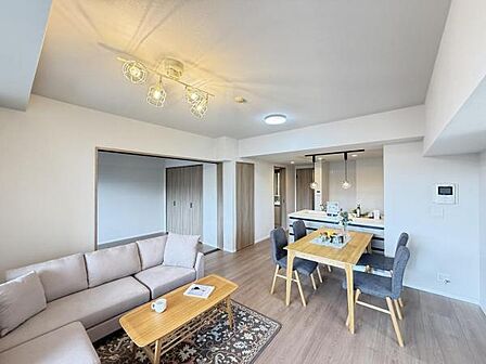 お食事中もキッチンと会話が楽しめるダイニングスペース。