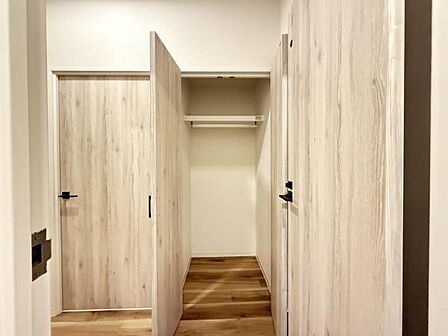 いつでもお部屋をスッキリお使い頂ける収納スペースを設置。