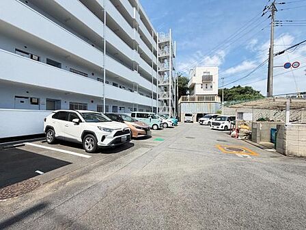 駐車場ももちろん完備しておりますのでお車所有の方にも心強いです。