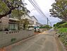 外観：前面道路を含めた現地写真です。