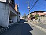 外観：前面道路を含めた現地写真です。