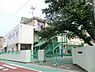 周辺：通学路は穏やかな住宅街の中の道なので、お子さんの通学も安心。