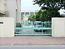 周辺：通学路は穏やかな住宅街の中の道なので、お子さんの通学も安心。