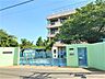 周辺：通学路は穏やかな住宅街の中の道なので、お子さんの通学も安心。