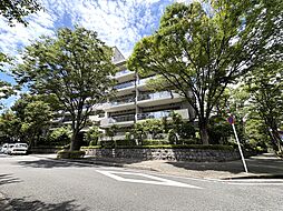 ◇◆三菱地所旧分譲「パークハウス」シリーズならではの気品と重厚感が漂う外観。落ち着きのあるタイルの質感とスタイリッシュなフォルムが、多摩川沿いの豊かで開放的なロケーションに調和しています。◆◇