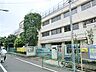 周辺：通学路は穏やかな住宅街の中の道なので、お子さんの通学も安心。