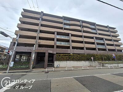 外観：機能性とデザイン性を兼ね備えたマンション外観は、住む人に快適な生活を提供します。スタイリッシュなデザインが魅力で、日々の生活に彩りを添えます