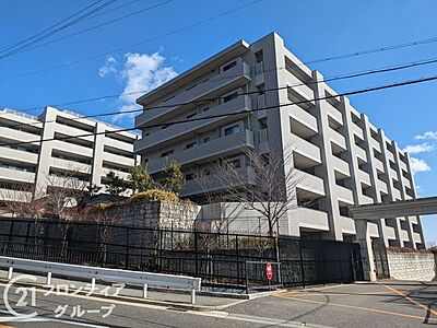 外観：高級感漂うマンション外観は、住む人に誇りを与える空間で、日々の生活を豊かにします。上質な素材を使用したデザインが魅力で、住む人に特別なひとときを提供します