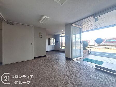 シンプルなロビーですが、住む人にとって居心地の良い空間を提供します