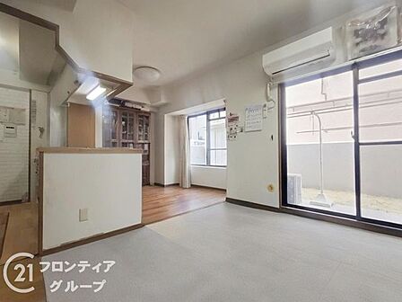 明るい日差しがさすリビングは、家族の憩い空間。お庭を眺めながら、毎日話が弾みそうですね!