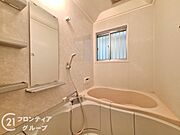 落ち着いた色合いは、心を穏やかにし、リラックスタイムをより豊かにする素敵な選択です。窓があるのでこまめに換気ができ、清潔感あふれるバスルームで快適な時間をお過ごしください。