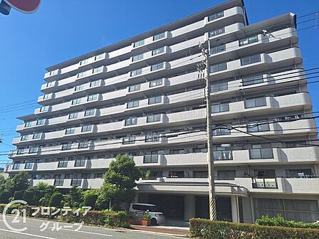 シンプルで洗練されたマンション外観は、住む人のセンスを引き立て、落ち着いた雰囲気を提供します。都会的なデザインが魅力で、住む人に誇りを与える空間です。