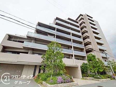 シンプルながらも存在感のあるマンション外観は、住む人を魅了し、日常に特別な時間をもたらします。都会的なデザインが魅力で、住む人に誇りを与える空間です
