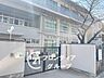 周辺：徒歩8分。尼崎市立上坂部小学校 590m
