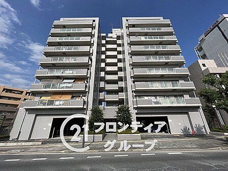 モダンなデザインが魅力のマンション外観は、スタイリッシュで洗練された印象を与え、住む人のセンスを引き立てます。周囲の景観とも調和し、日々の生活に彩りを添えます