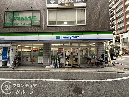 ファミリーマート甲東園駅前店 徒歩3分。 190m