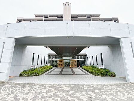 ガラス越しに明るい光が差し込むエントランスは、開放感たっぷりで心地よいですね!毎日ここを通るのが楽しみになりそうな空間ですね!