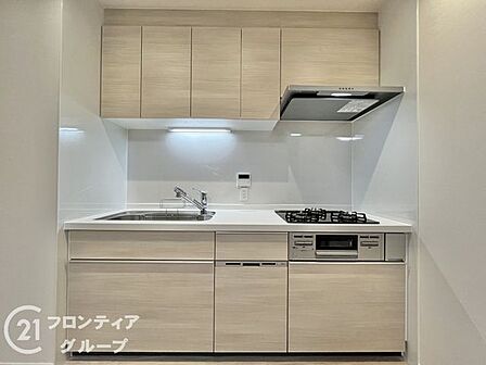 3口コンロ付きのキッチンは、調理の効率が良く、同時に多くの料理を作れる便利で機能的な空間です