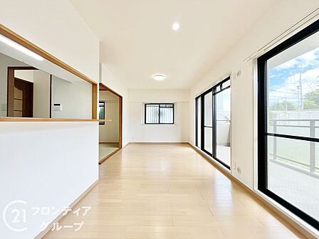 大きな窓から柔らかな光が差し込むリビングは、家族が集う安らぎの拠点となります。開放感のある間取りが、家具のレイアウトを自由に愉しませ、上質でゆとりあるライフスタイルを叶えてくれます
