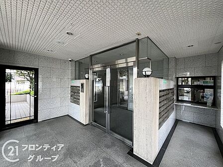 ホテルのような気品に満ちたロビーは心からリラックスできる憩いの場です。窓から差し込む柔らかな光が空間を優しく包み込みます。待ち合わせや読書にも最適です