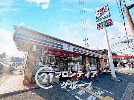 セブンイレブン西宮柳本町店 徒歩11分。交差点の角にあり、駐車場スペースも広くアクセスしやすいです。24時間営業ですので、早朝や深夜のお買い物にも大変便利ですね 850m