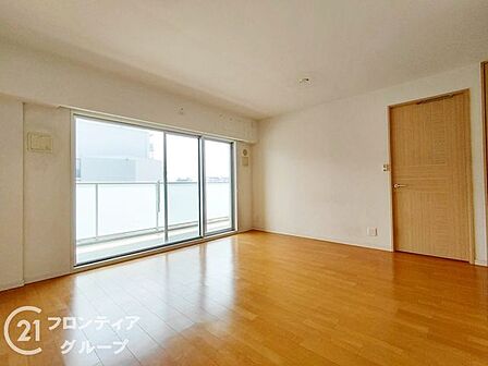 リビングは、家族や友人との時間を楽しむのに最適な広さです。快適な居住空間を提供します。